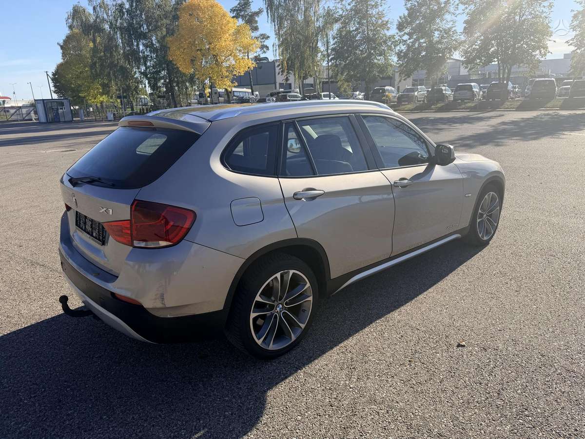 BMW X1 2010 — салон