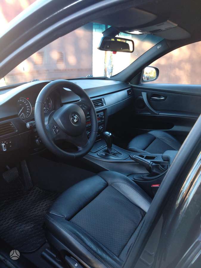 BMW 320 2010 — photo 8