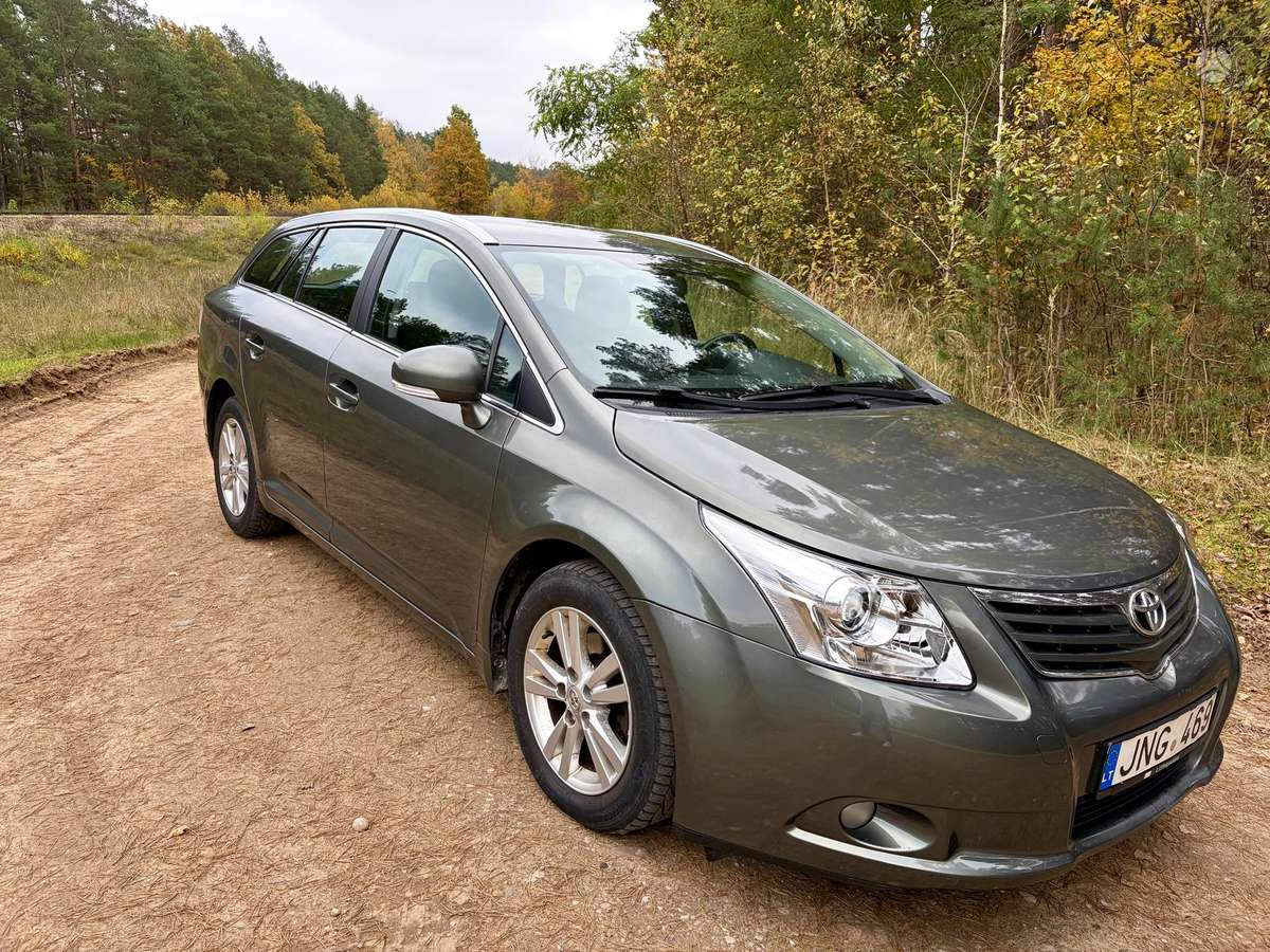 Toyota Avensis 2009 — rear view