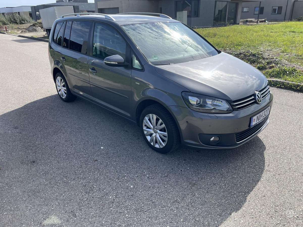 Volkswagen Touran 2013 — interior