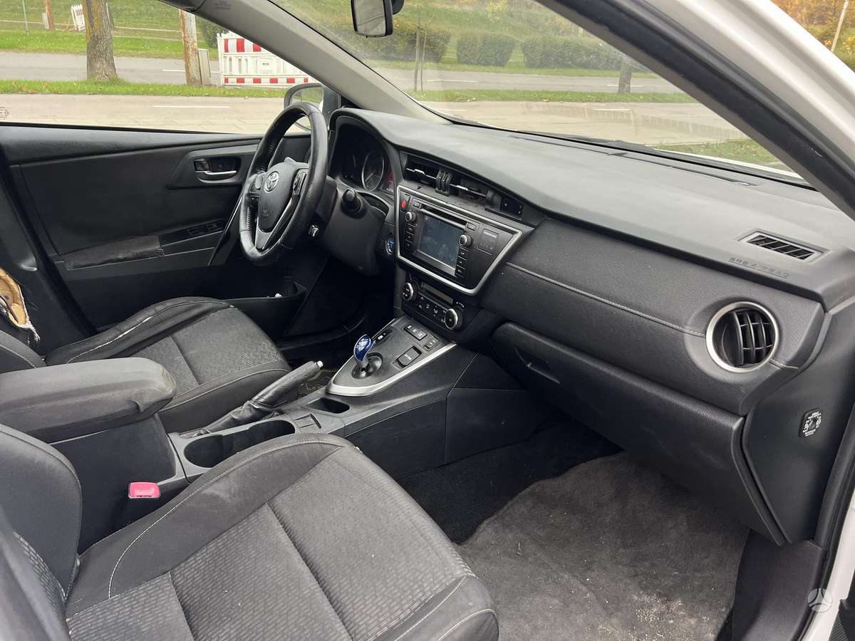 Toyota Auris 2015 — фото 10