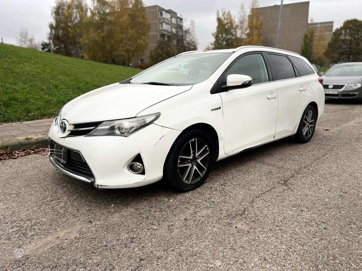 Toyota Auris 2015 — вигляд ззаду