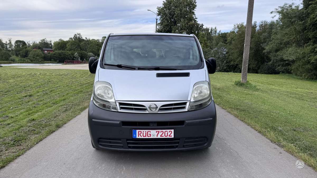 Opel Vivaro 2005 — rear view