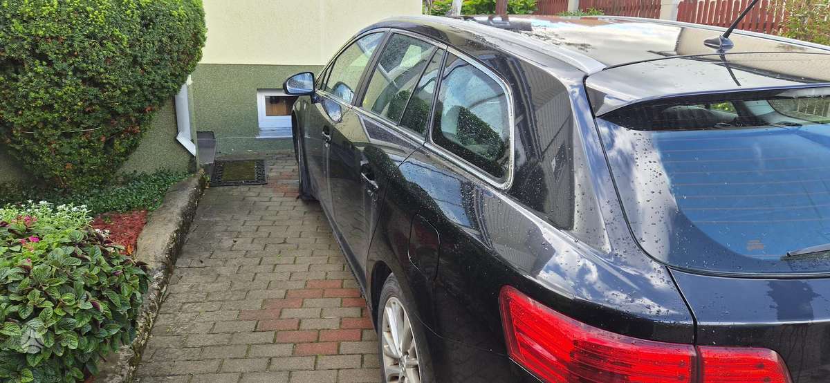 Toyota Avensis 2012 — engine 2000 cm³, 124 HP (91kW)