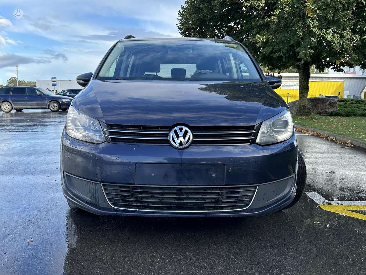 Volkswagen Touran 2013 — interior