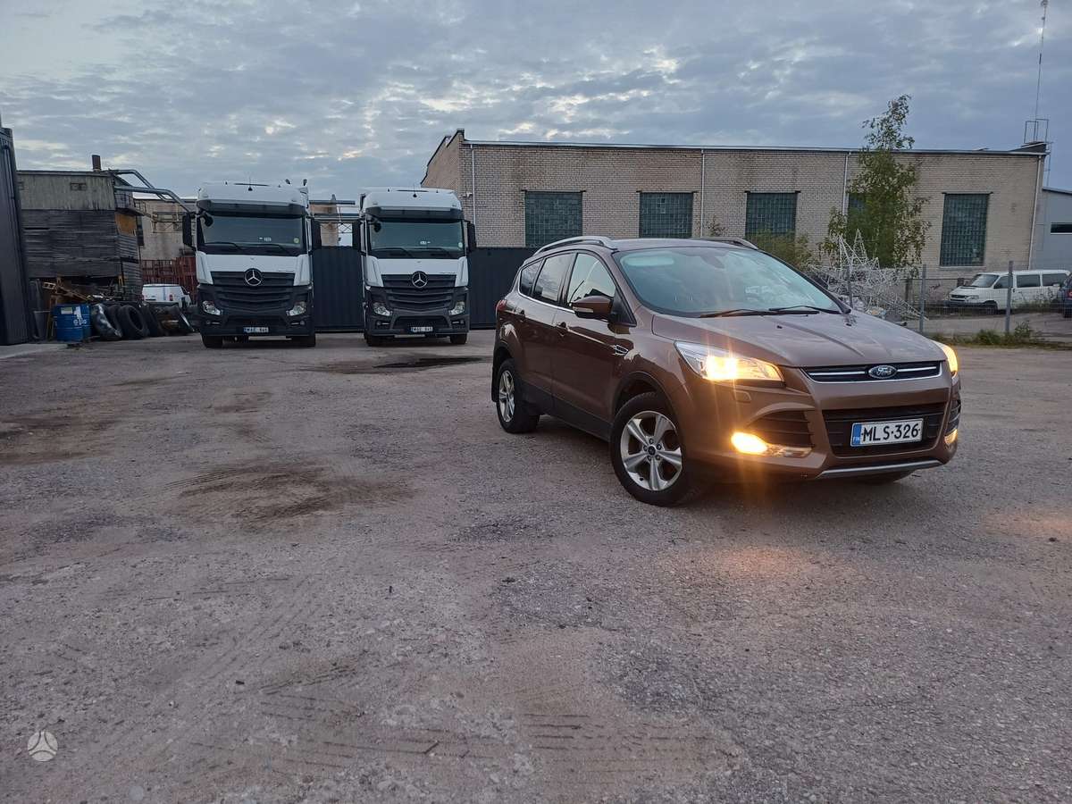 Ford Kuga 2014 — вигляд ззаду
