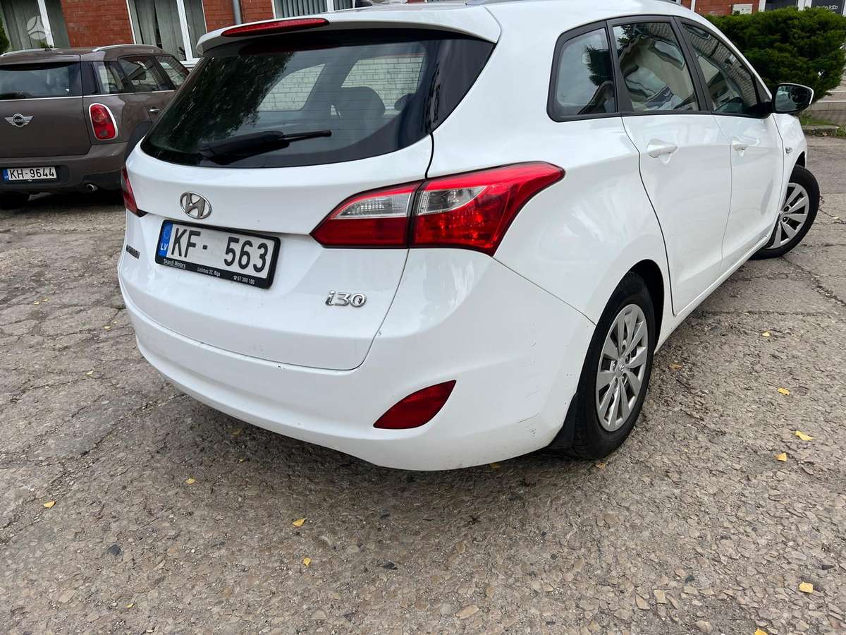 Hyundai i30 2015 — rear view