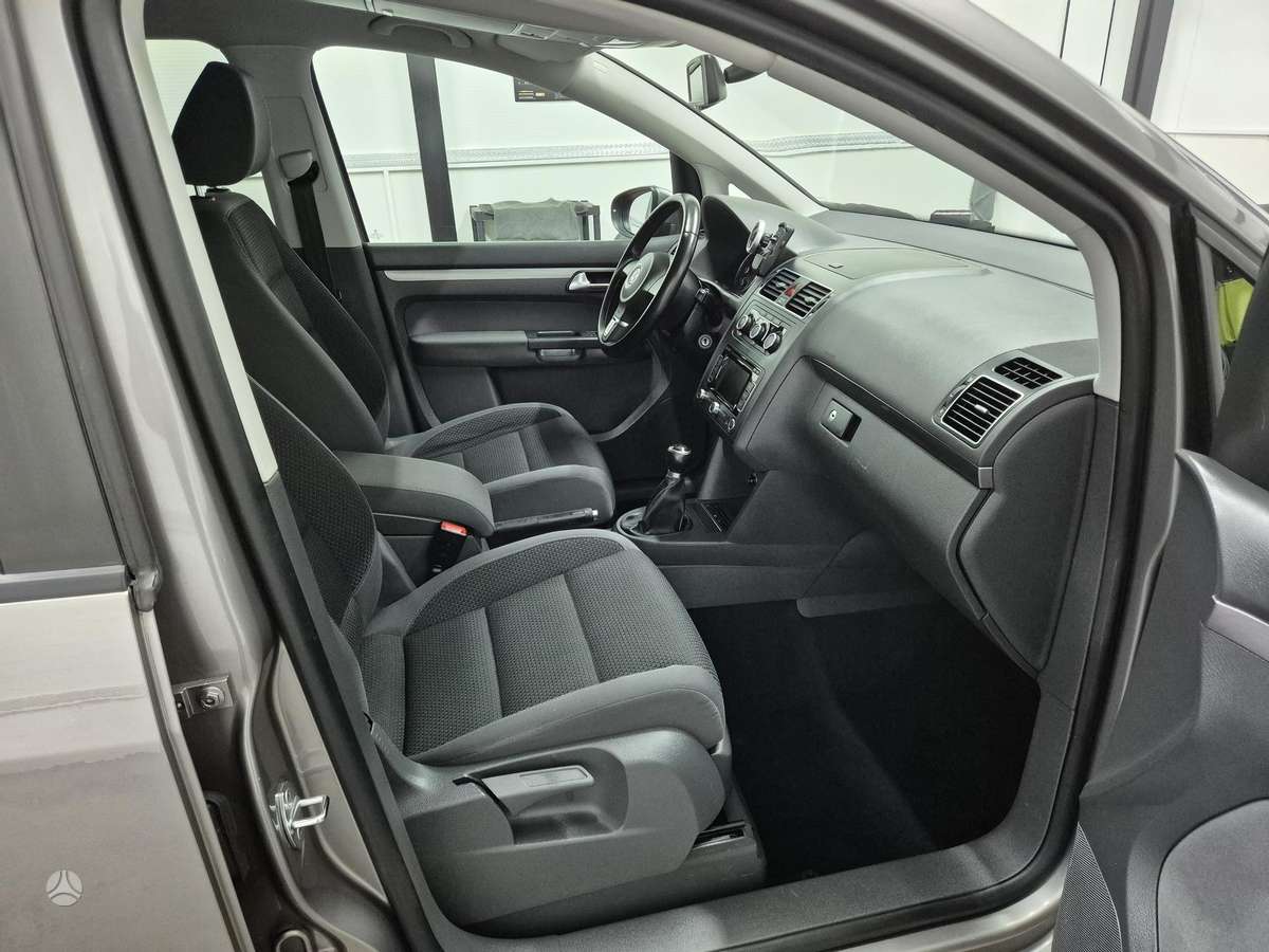 Volkswagen Touran 2011 — photo 11