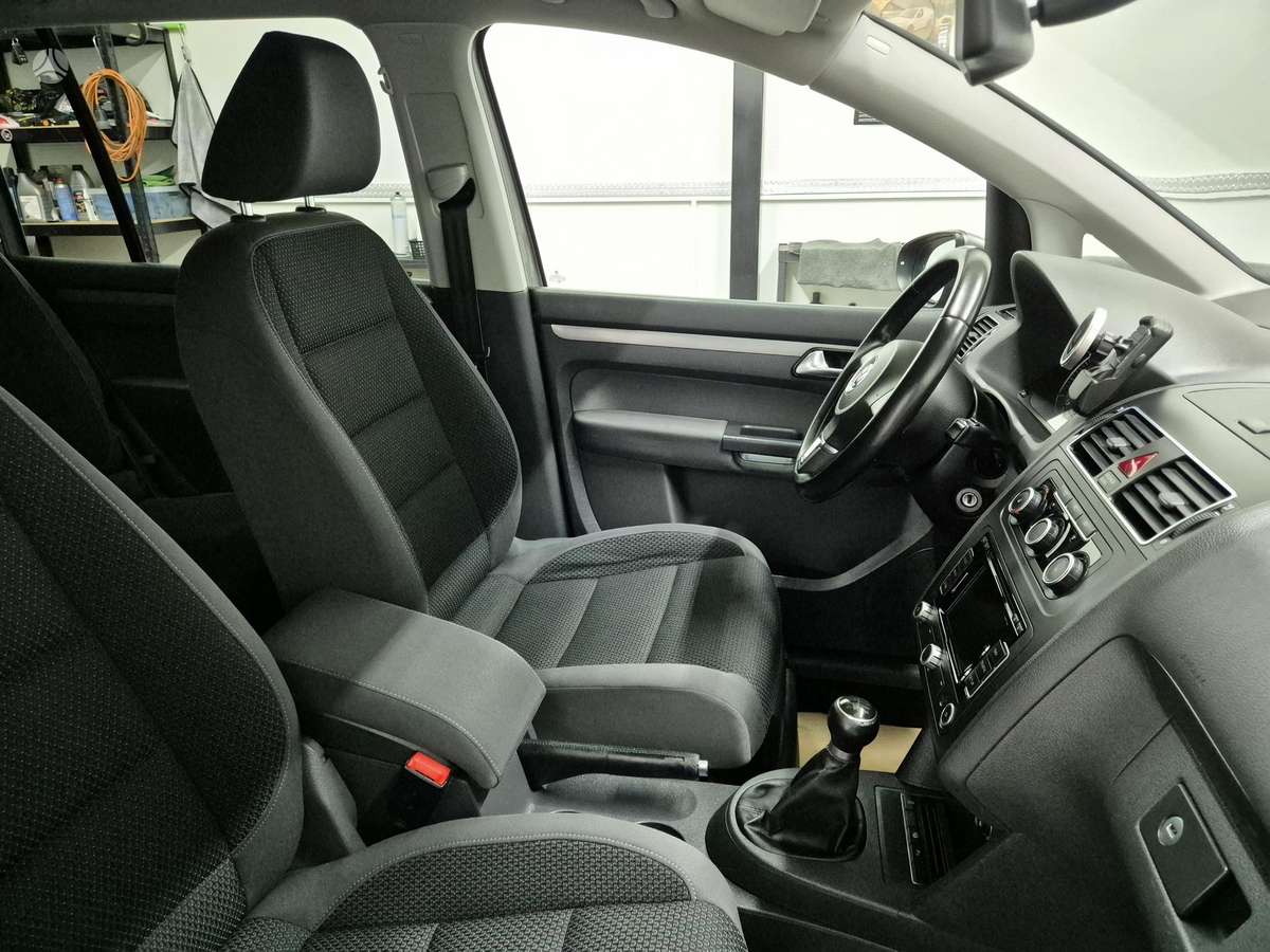 Volkswagen Touran 2011 — photo 12