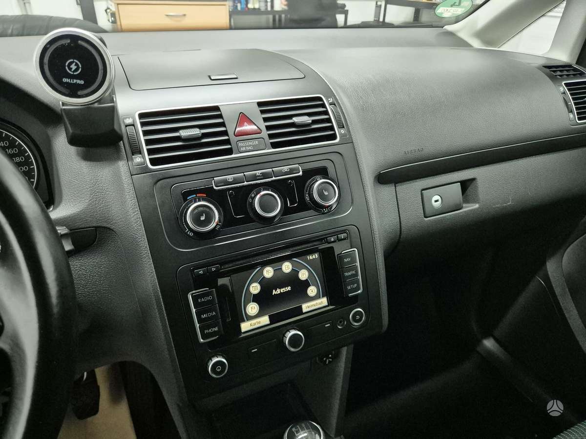 Volkswagen Touran 2011 — photo 14