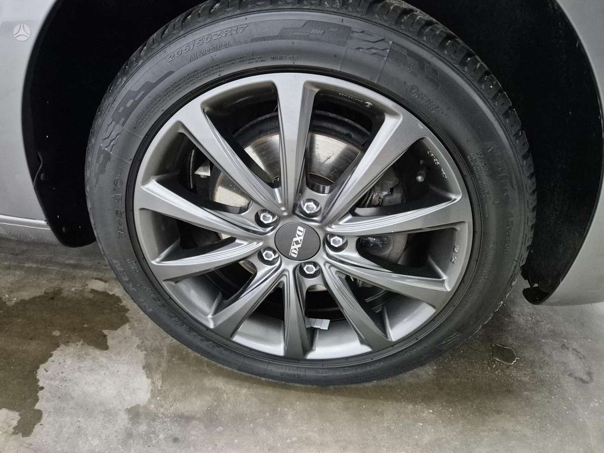 Volkswagen Touran 2011 — photo 16