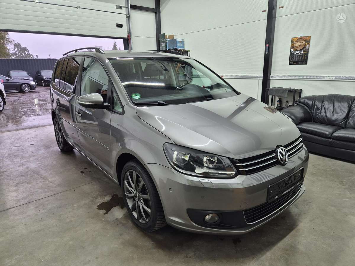 Volkswagen Touran 2011 — rear view