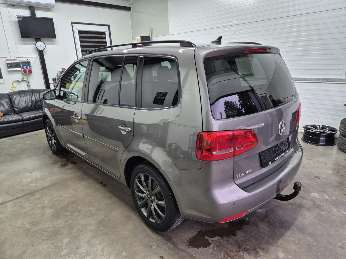 Volkswagen Touran 2011 — interior