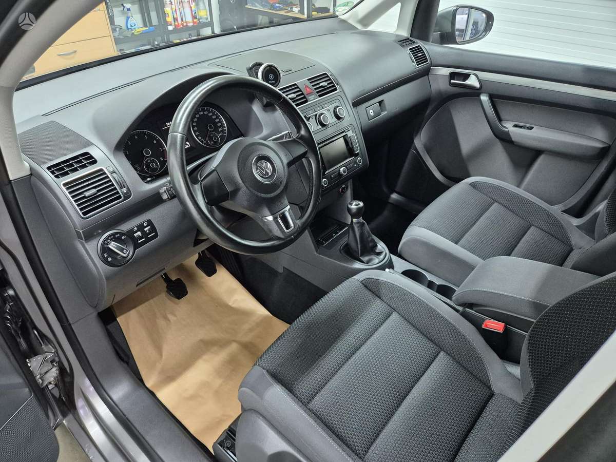 Volkswagen Touran 2011 — photo 7