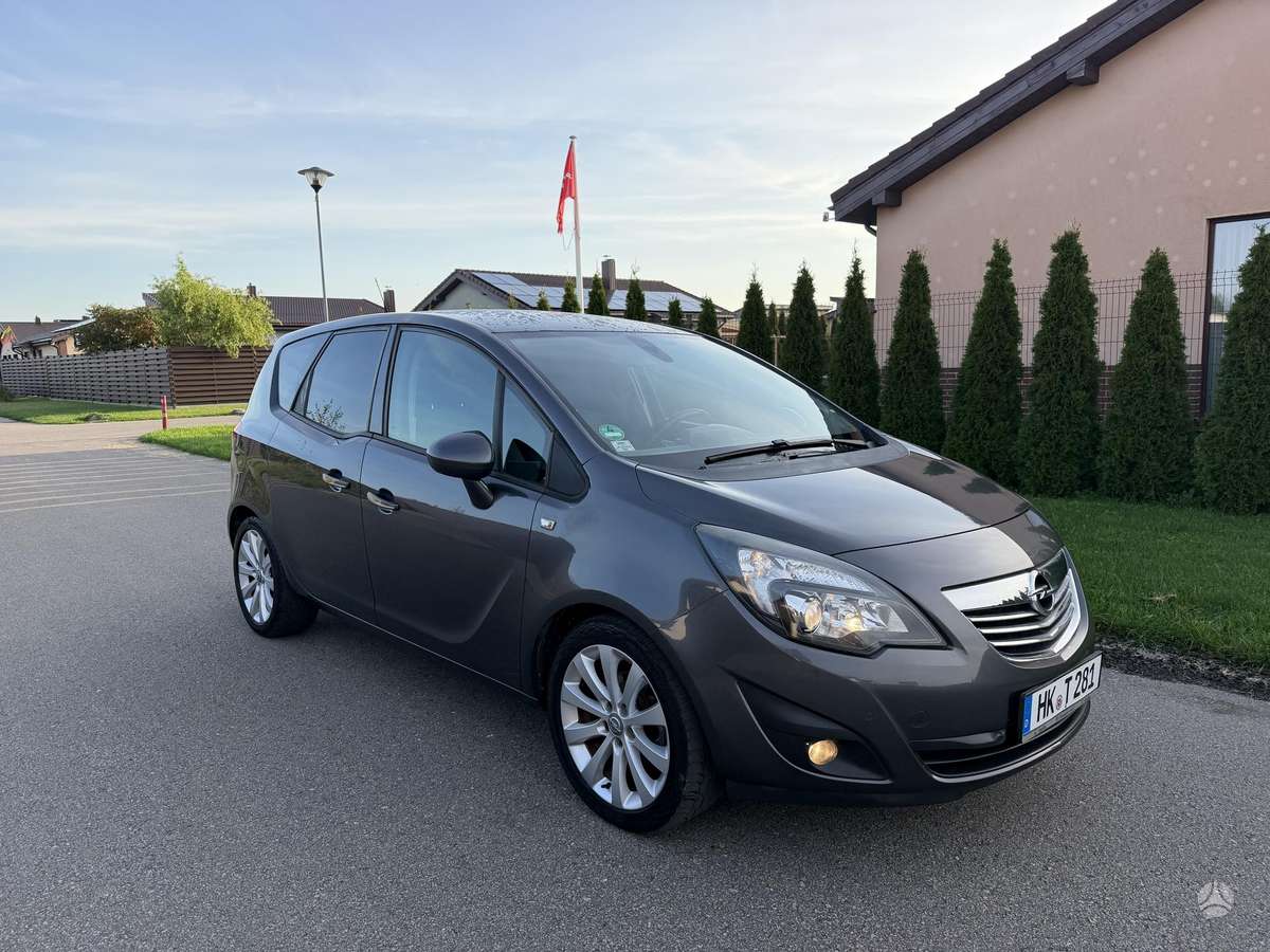 Opel Meriva 2011 — салон