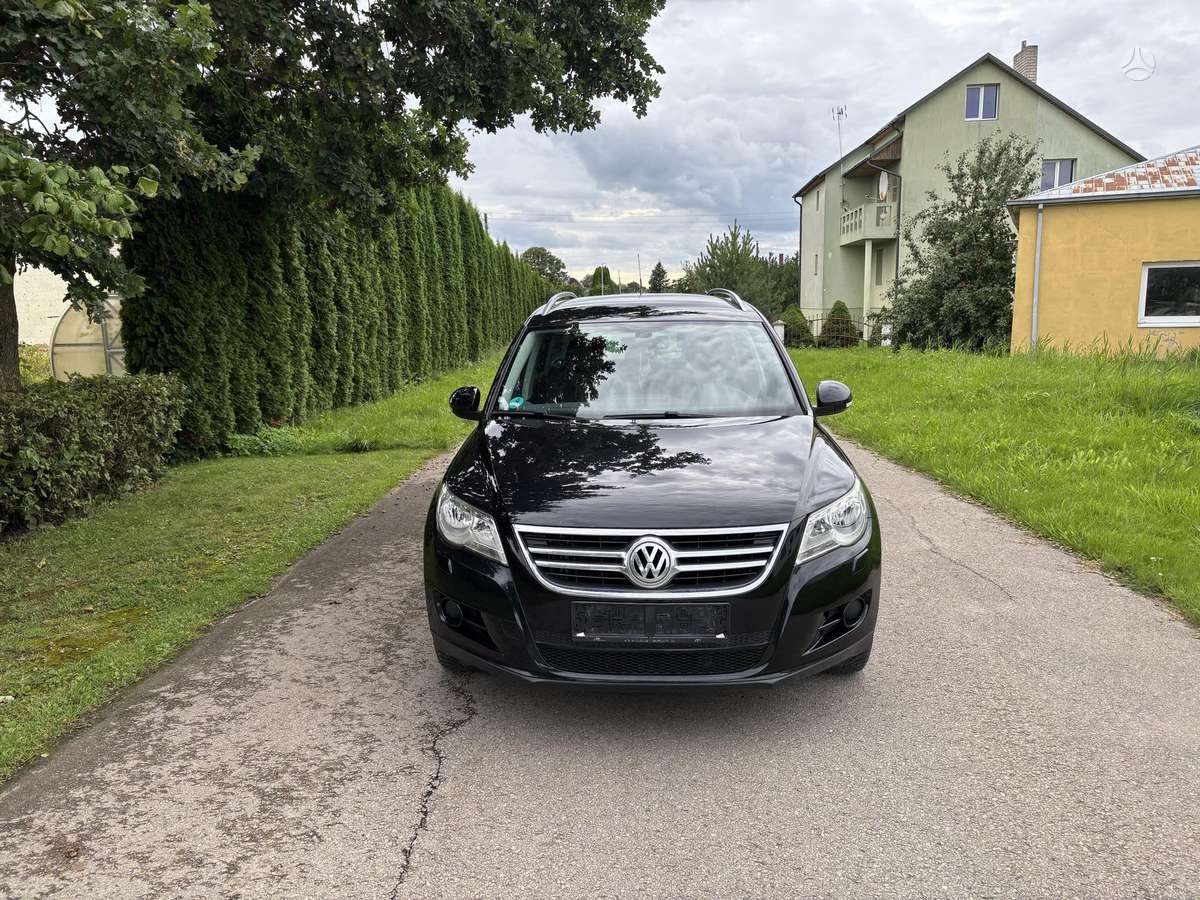 Volkswagen Tiguan 2010 — rear view