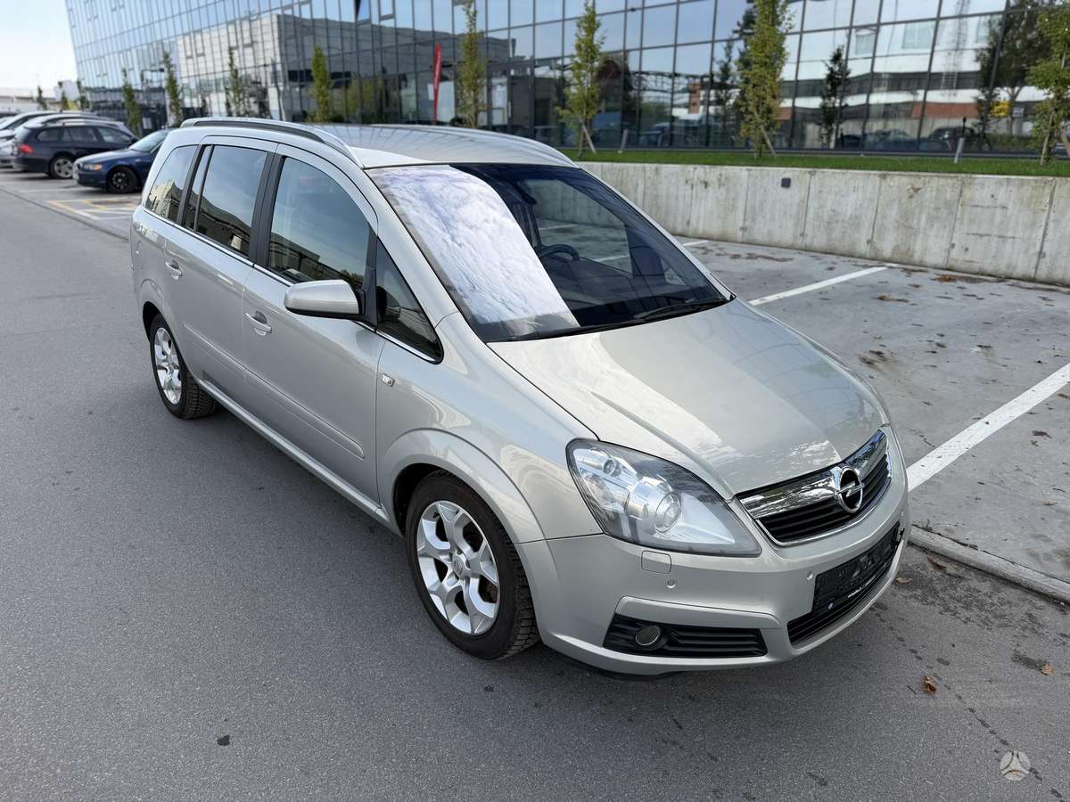 Opel Zafira 2006 — вигляд ззаду