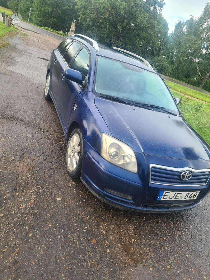 Toyota Avensis 2004 — rear view