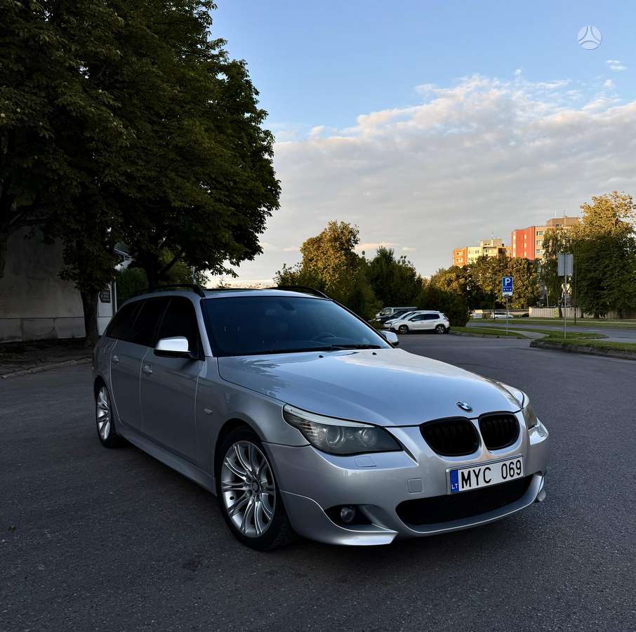 BMW 530 2009 — rear view