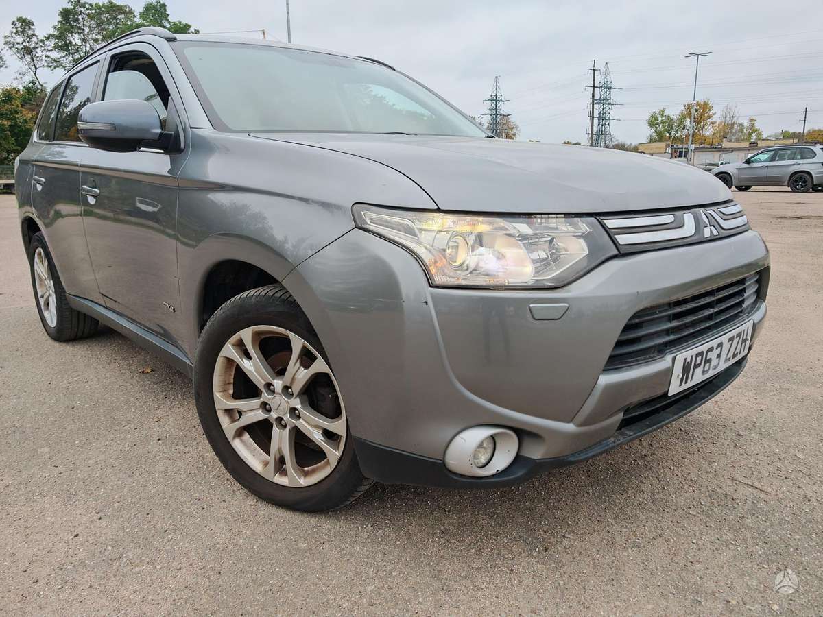 Mitsubishi Outlander 2014 — вигляд ззаду