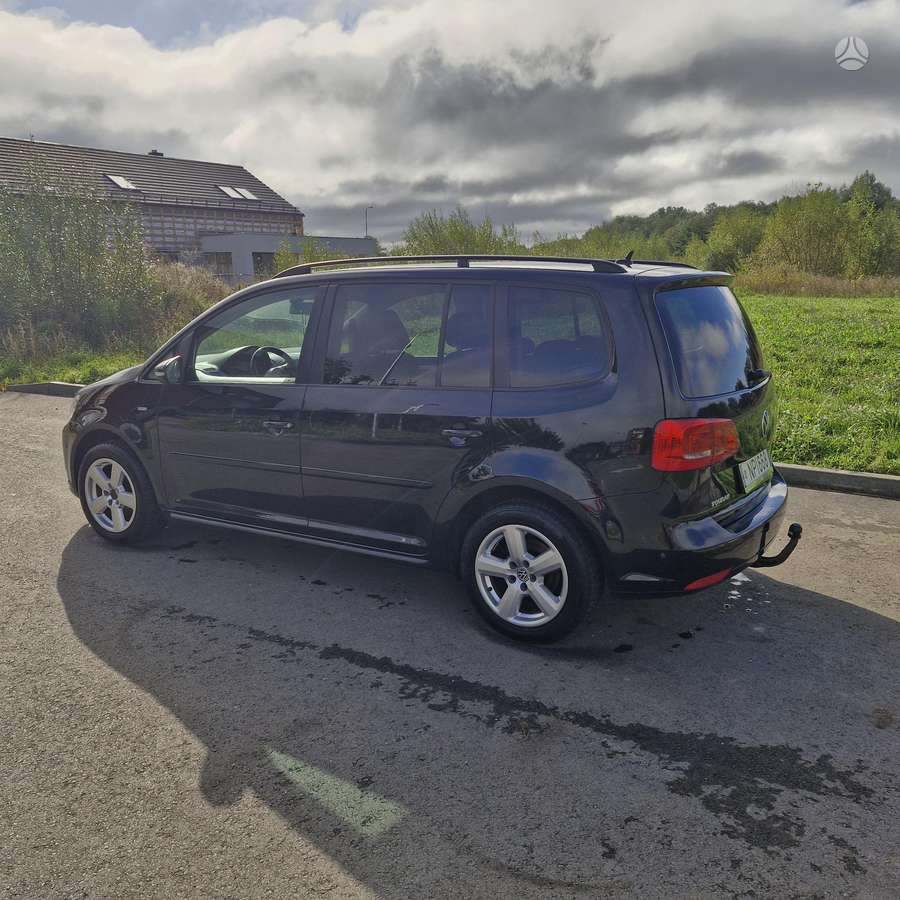 Volkswagen Touran 2012 — interior
