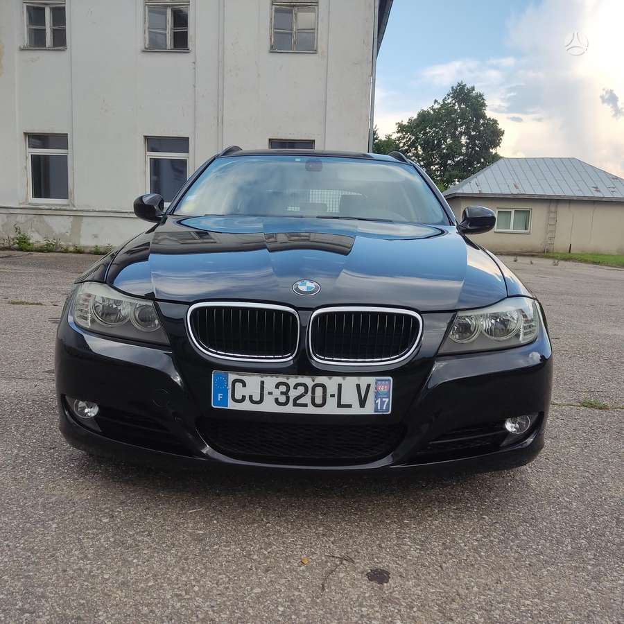 BMW 320 2012 — салон