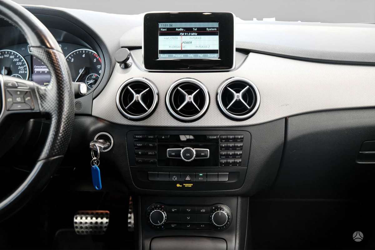 Mercedes-Benz B180 2014 — photo 10