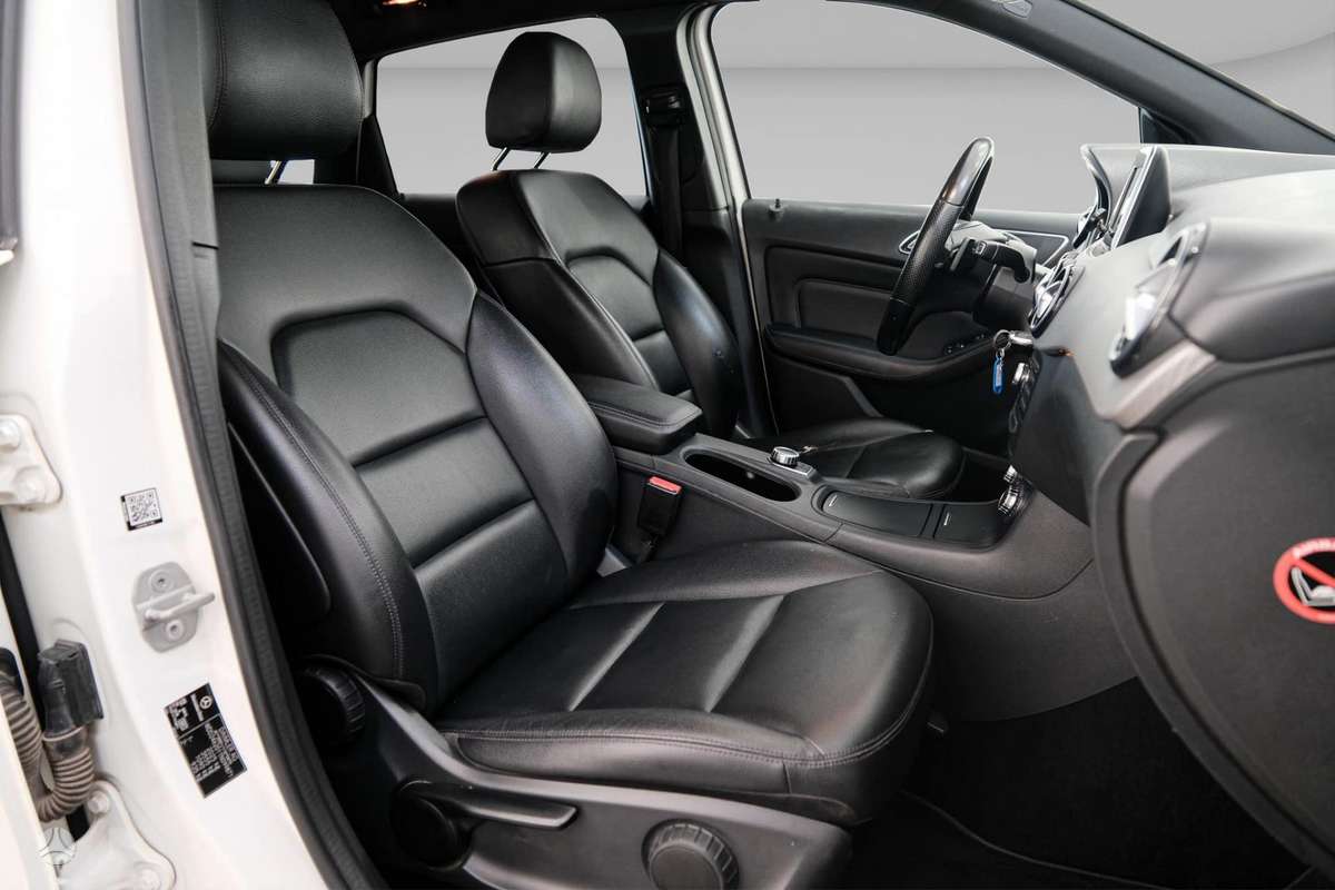 Mercedes-Benz B180 2014 — photo 11