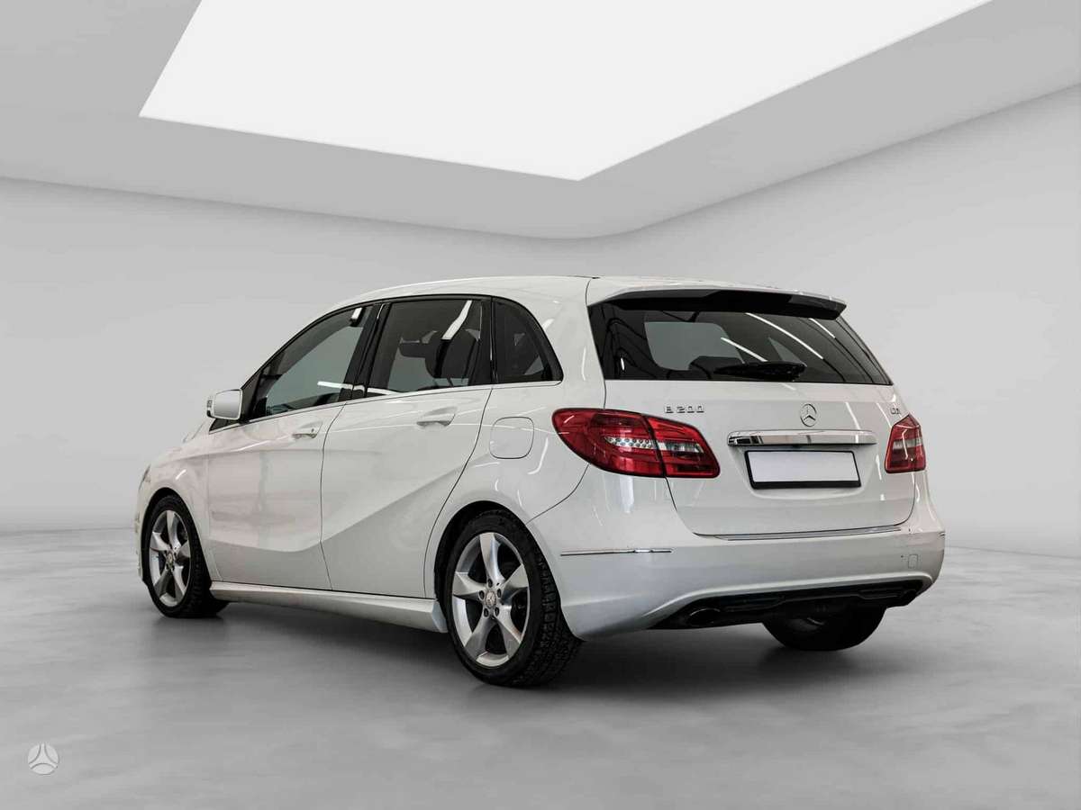 Mercedes-Benz B180 2014 — rear view