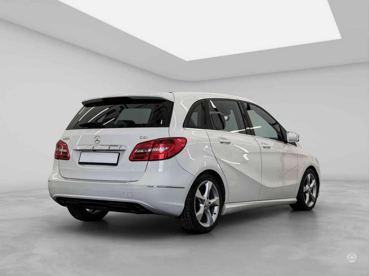 Mercedes-Benz B180 2014 — interior