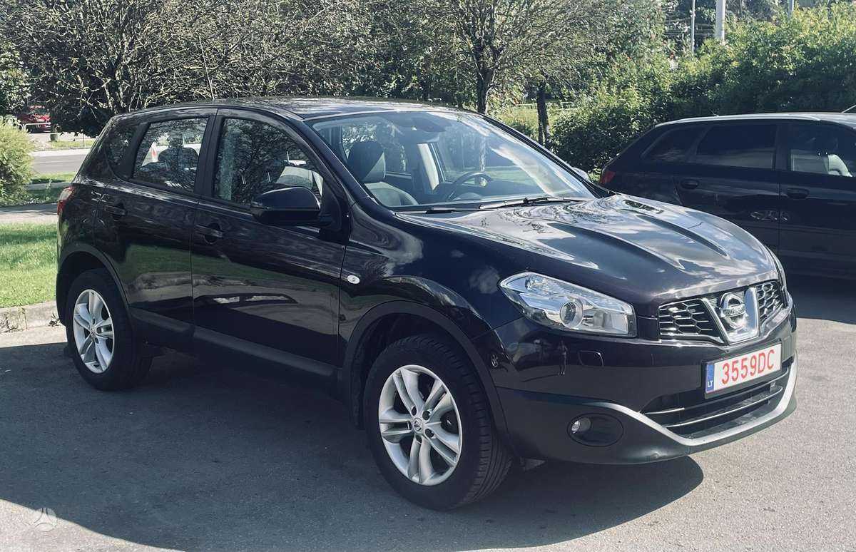 Nissan Qashqai 2013 — rear view