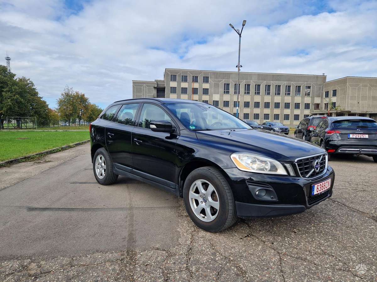 Volvo XC60 2011 — interior