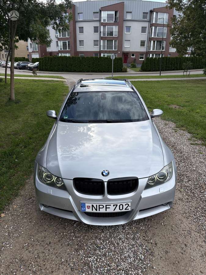 BMW 325 2008 — rear view