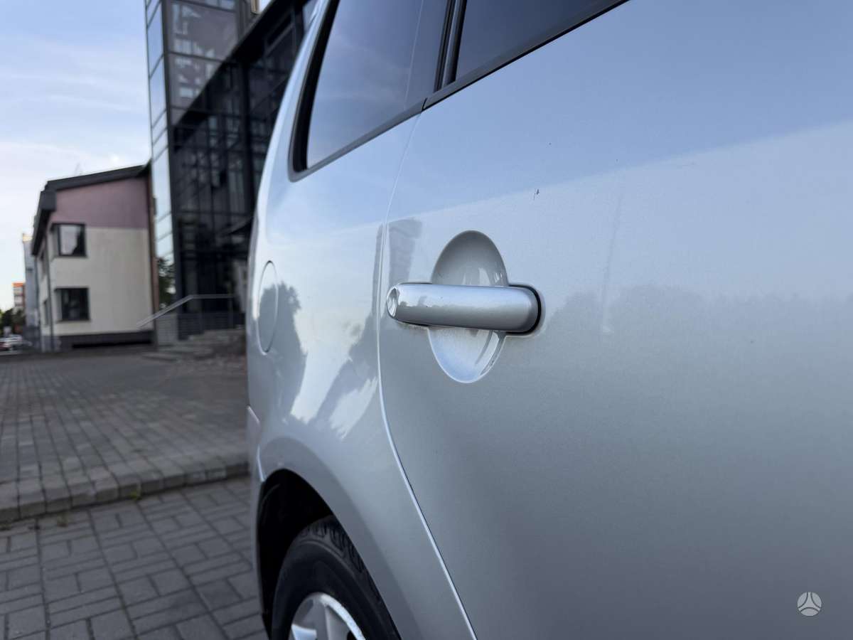 Volkswagen Touran 2010 — photo 15