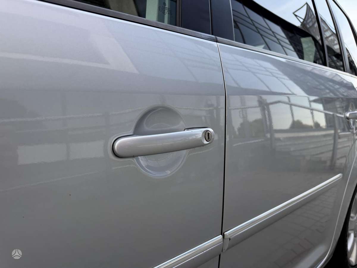 Volkswagen Touran 2010 — photo 16