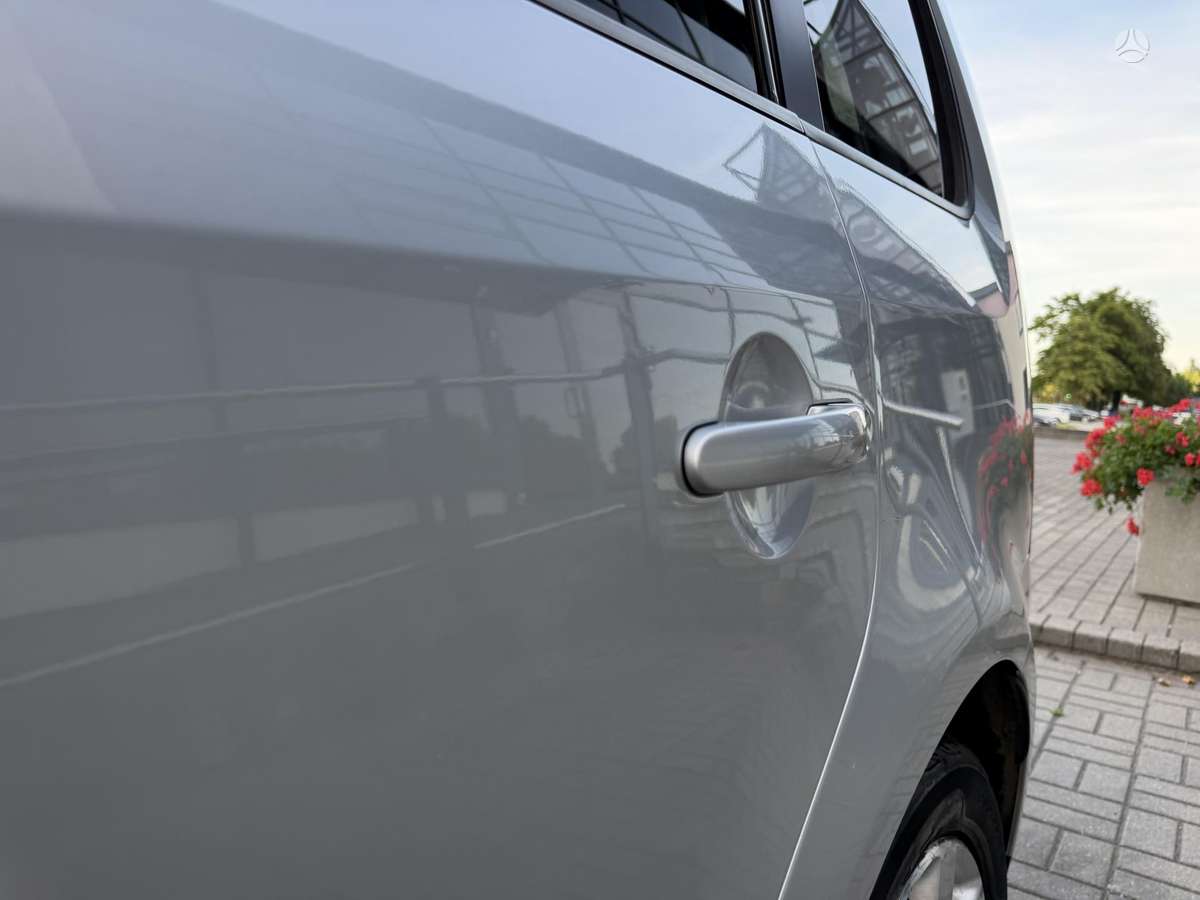 Volkswagen Touran 2010 — photo 17