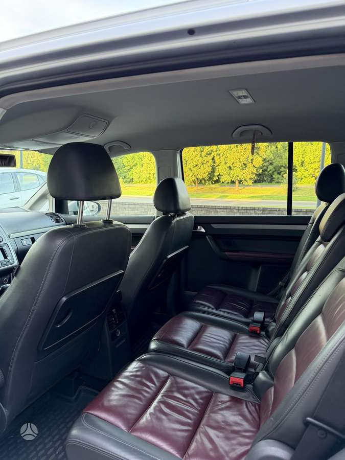 Volkswagen Touran 2010 — photo 18