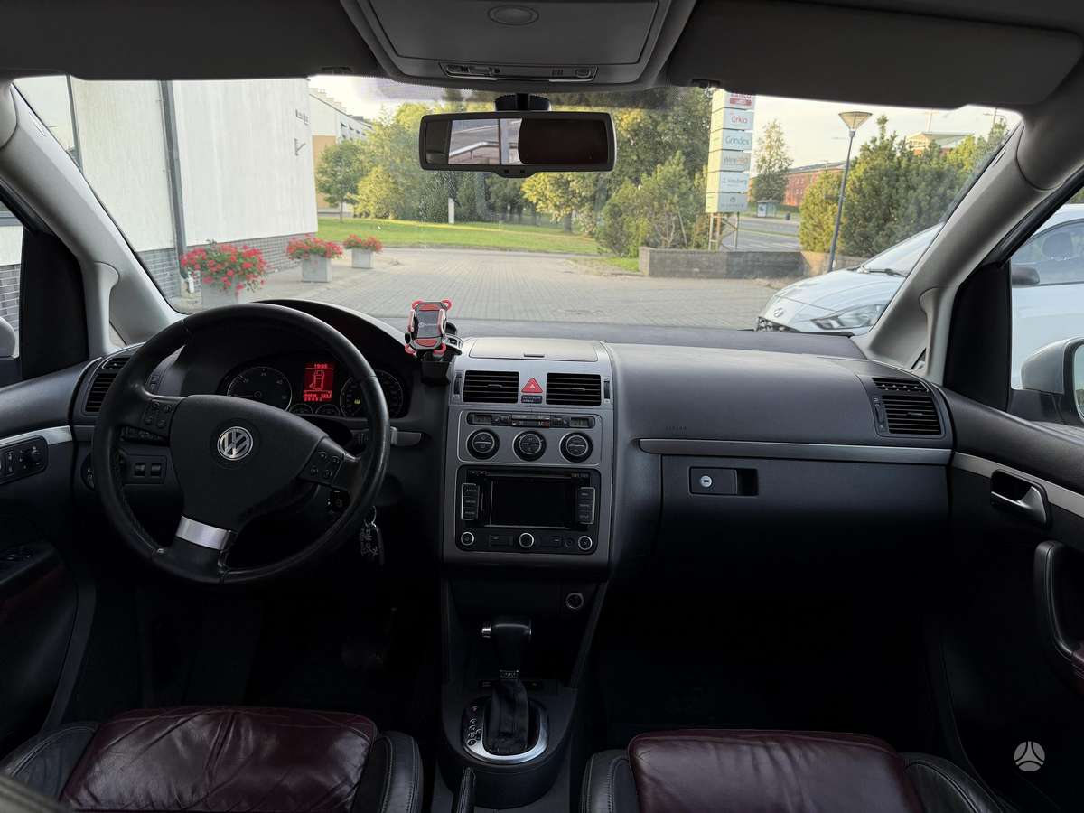 Volkswagen Touran 2010 — photo 19