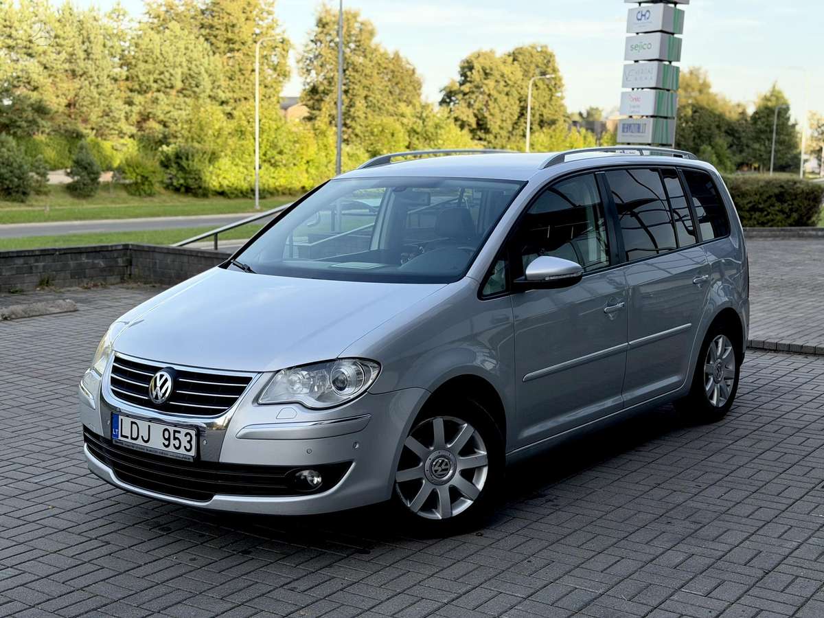 Volkswagen Touran 2010 — rear view