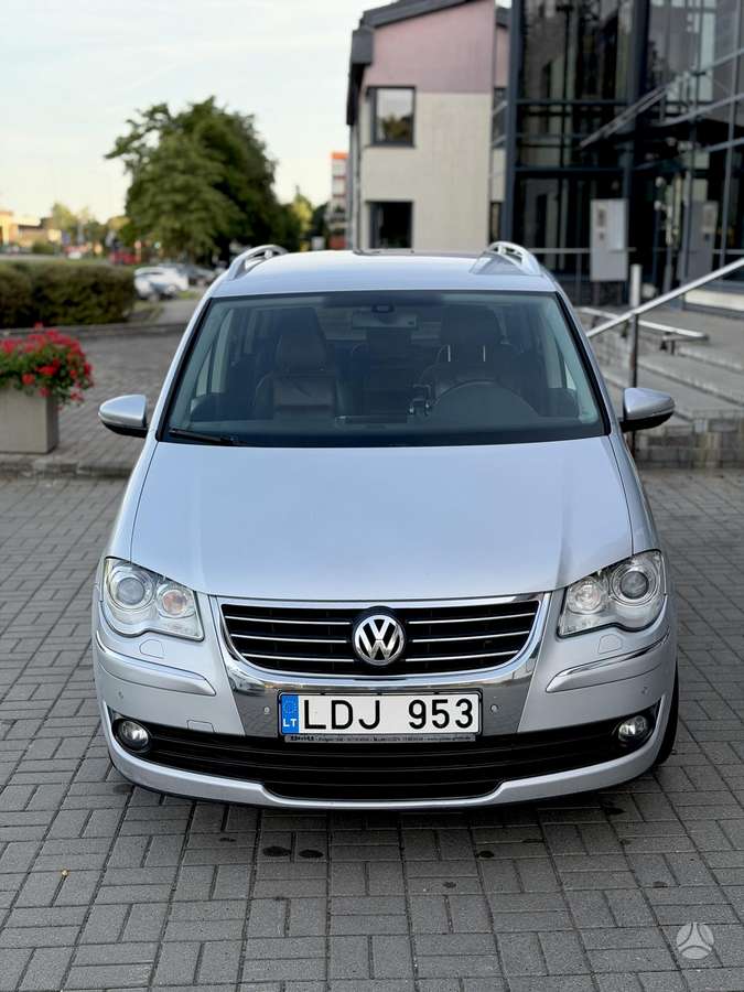 Volkswagen Touran 2010 — interior