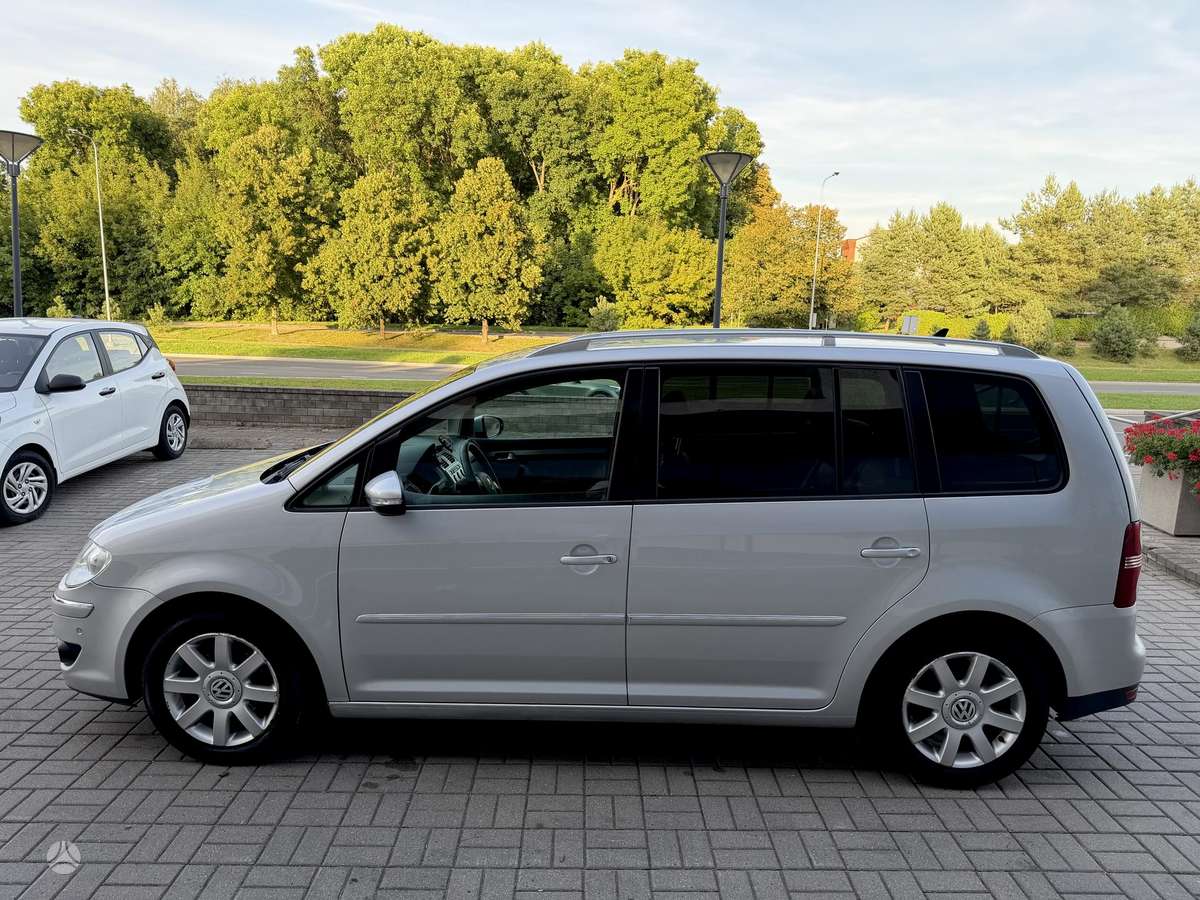 Volkswagen Touran 2010 — engine 2000 cm³