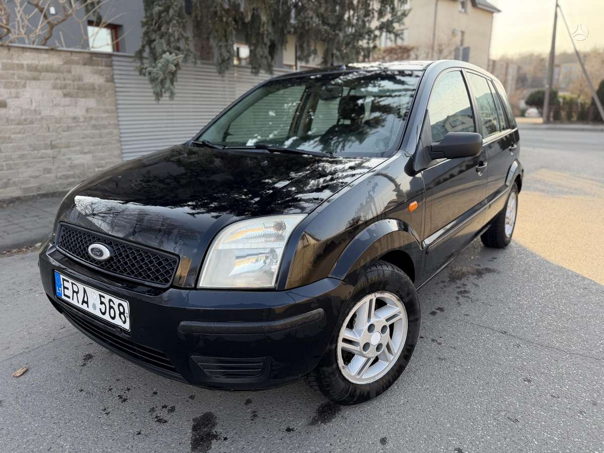 Ford Fusion 2004 — вигляд ззаду