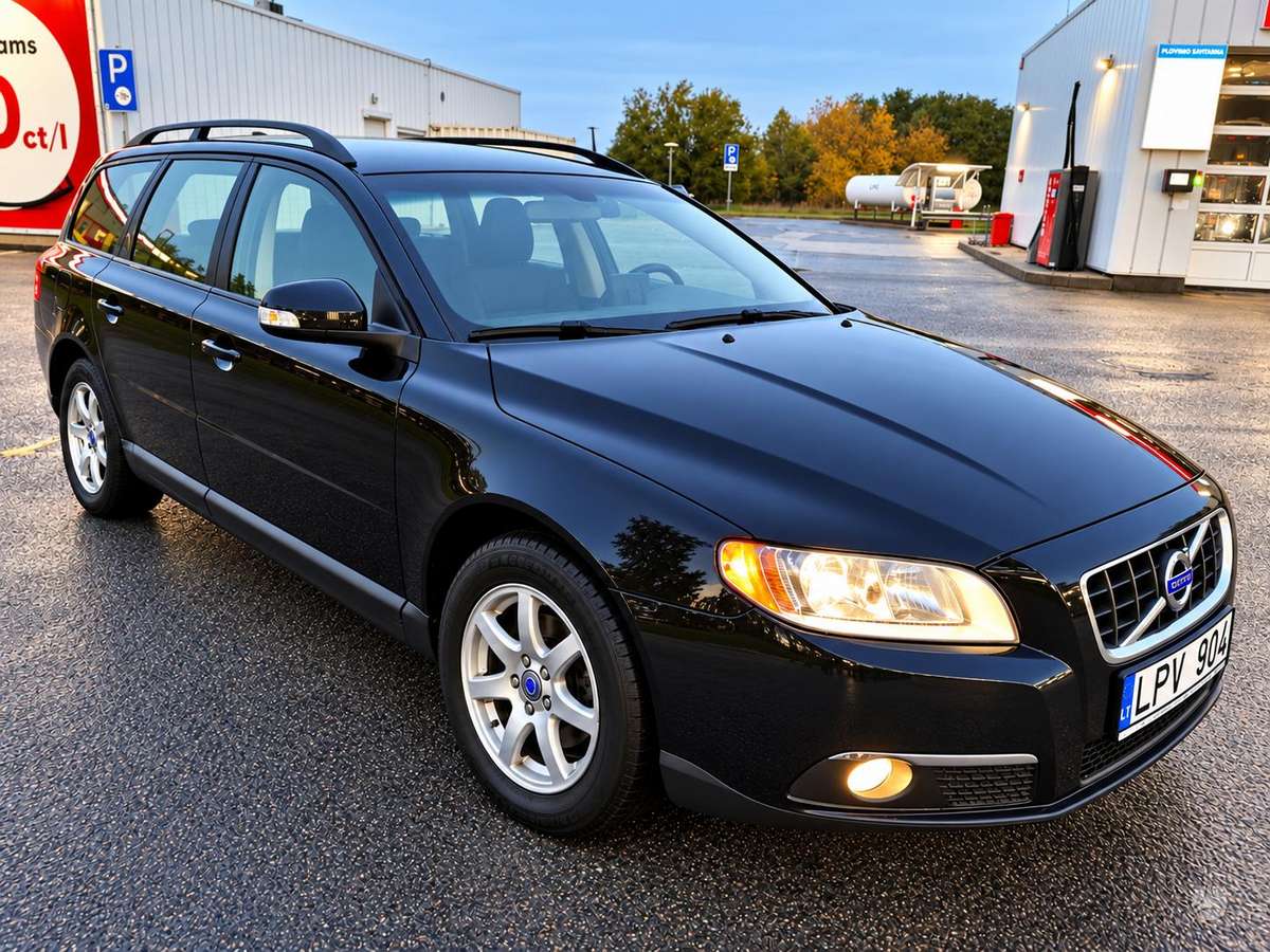 Volvo V70 2010 — rear view