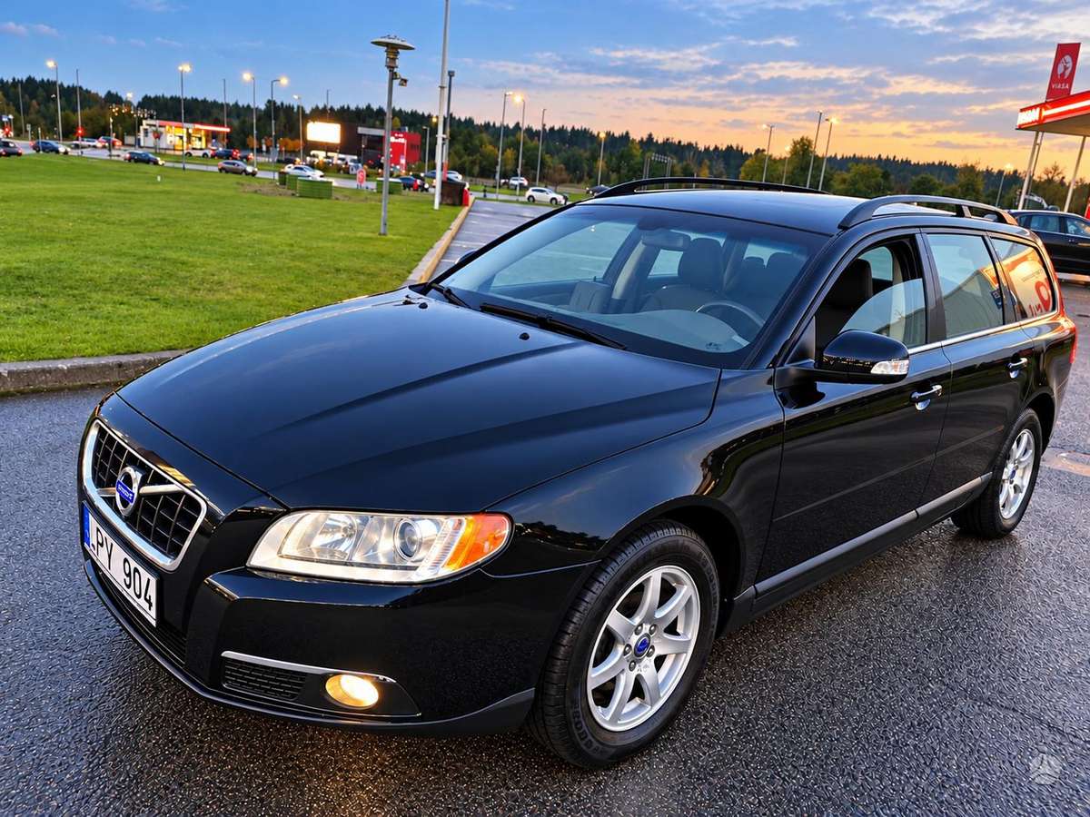 Volvo V70 2010 — interior