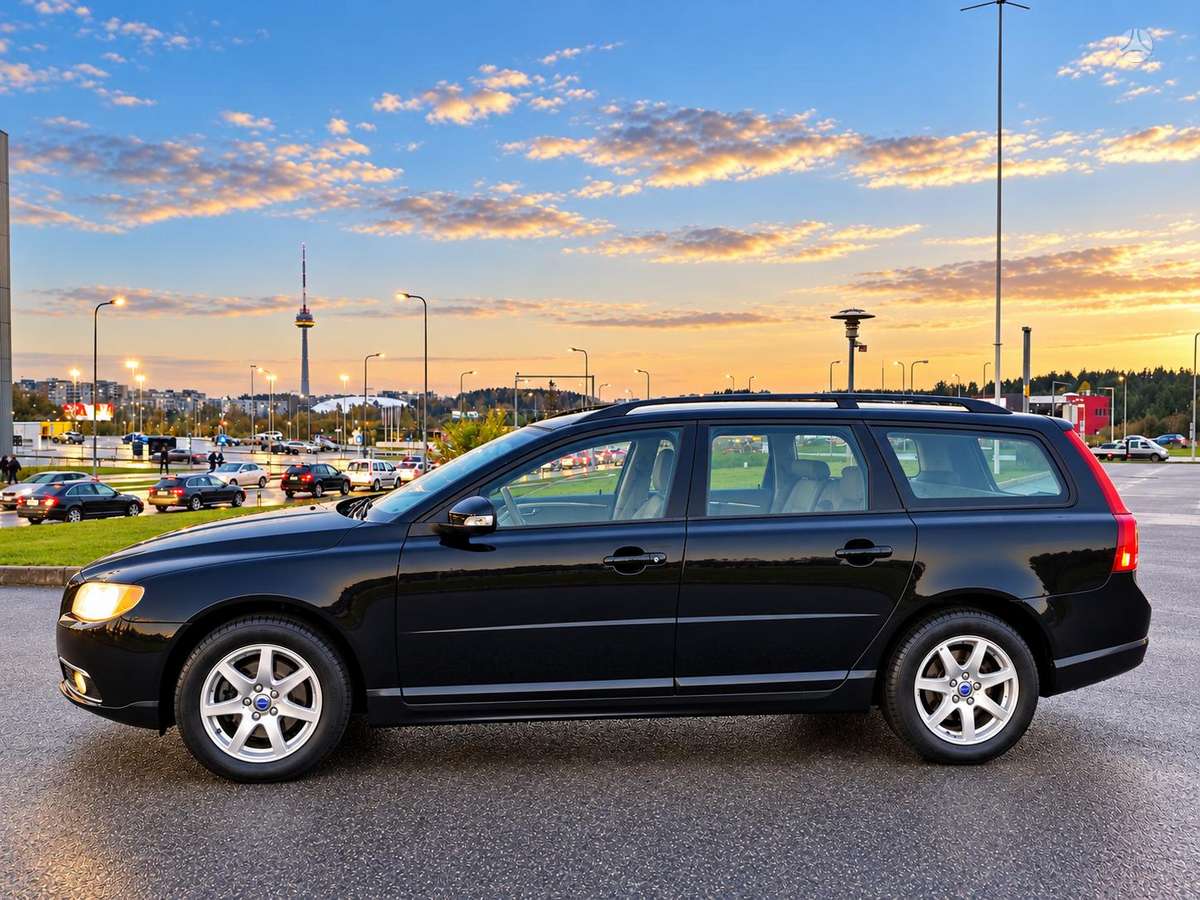 Volvo V70 2010 — photo 7