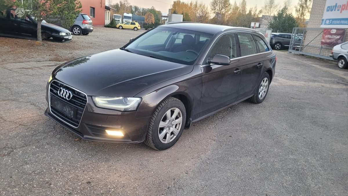 Audi A4 2013 — вигляд ззаду
