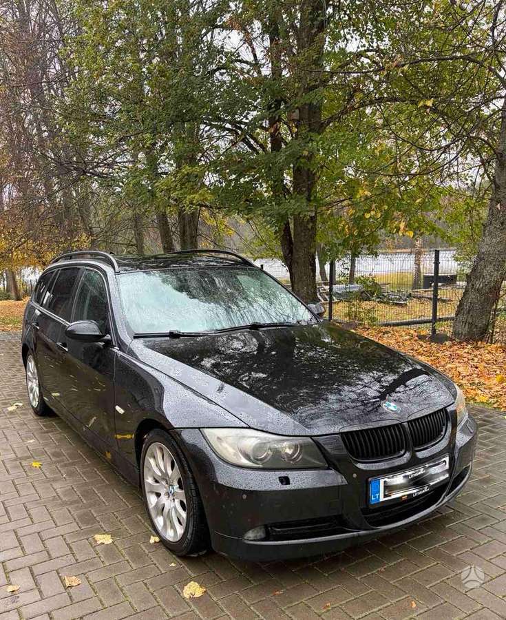 BMW 320 2006 — салон