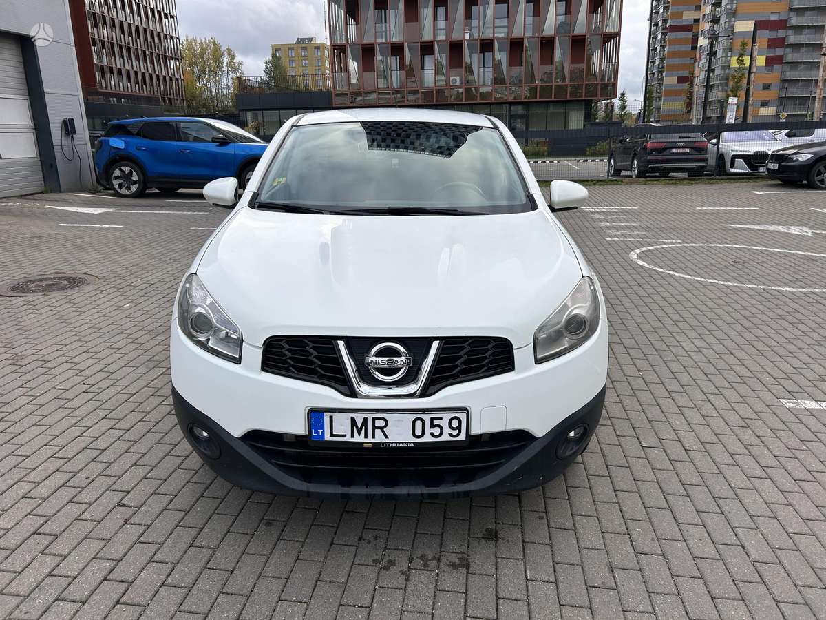 Nissan Qashqai 2011 — rear view