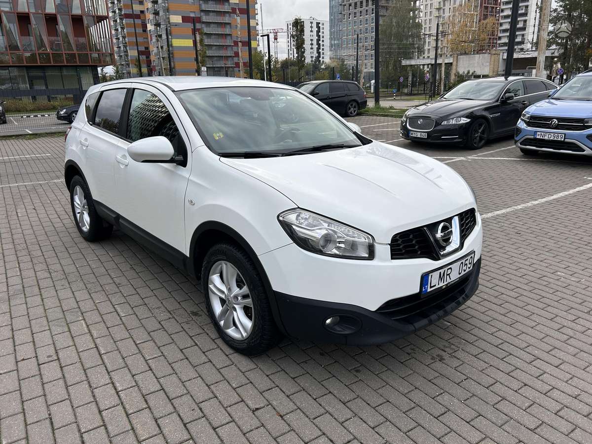 Nissan Qashqai 2011 — interior