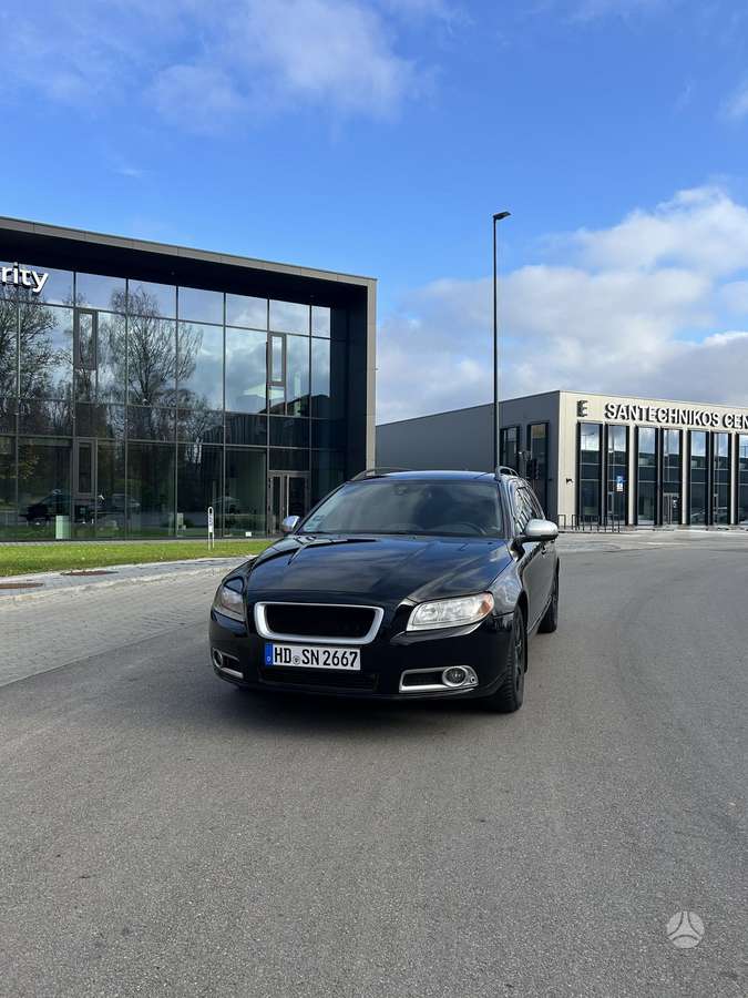 Volvo V70 2013 — rear view